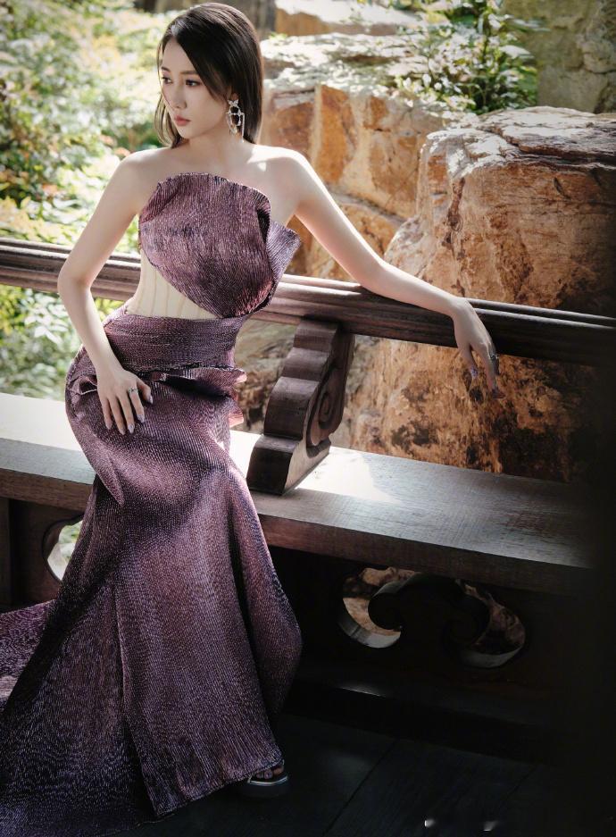 #弦子肌理感紫色长裙##弦子褶皱抹胸裙# 弦子的时尚选择，总是那么独具慧眼。 ​