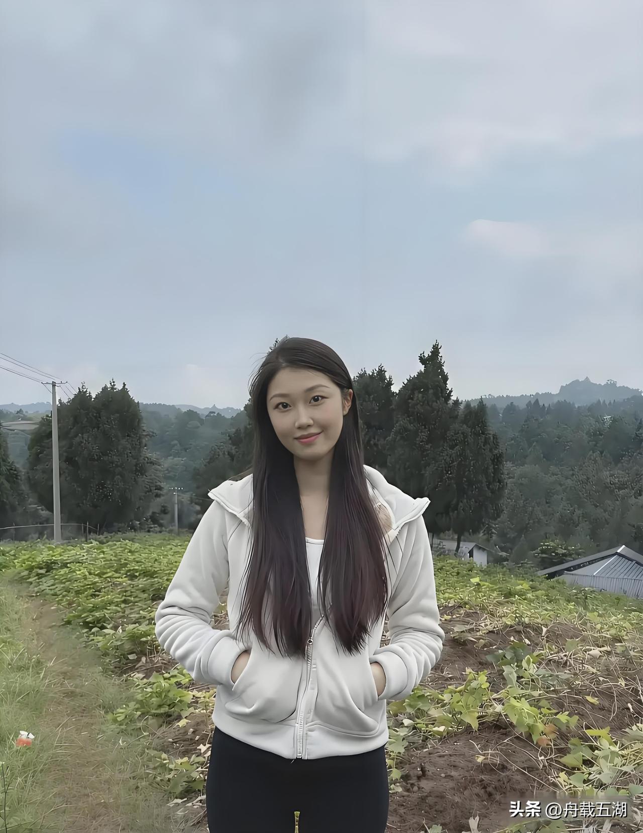 凝望，
是最温柔的对话。
与远山，
与田垄，
与此刻低垂的天光，
共酿一段质朴而