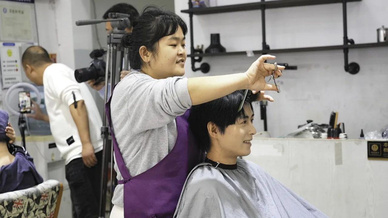 晓华理发店已没了爆火时的人潮，这其实很正常，谁能保证一直火下去呢，明星都不能保证