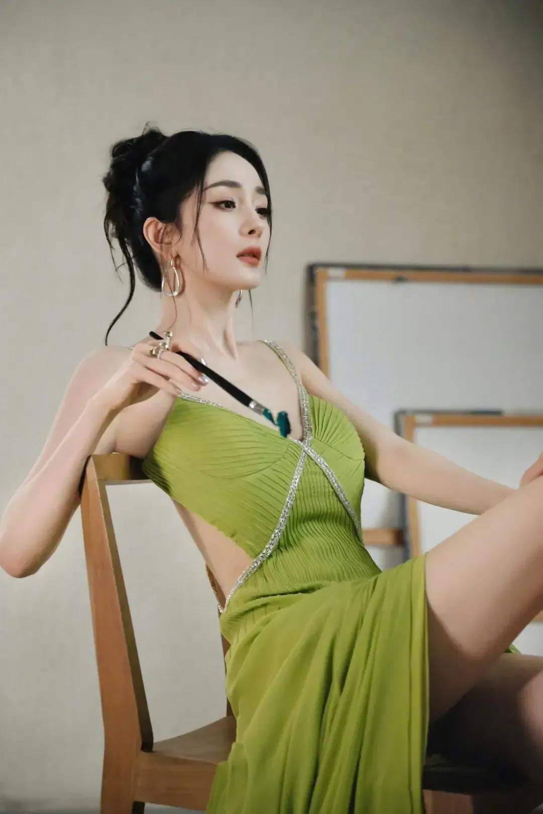 假期闲咏
日高犹懒睡，
夜半却翻书。
坐卧皆随意，
欢如年后猪。

后记：
发圈