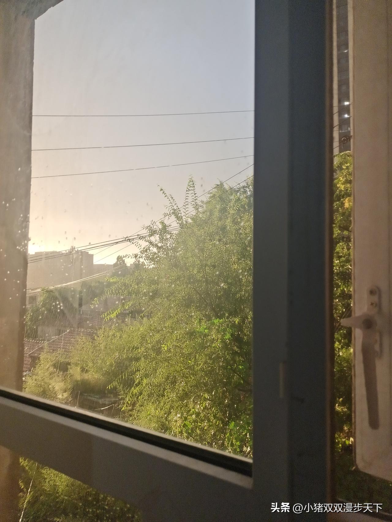 如今这个社会，把男人逼得真能笑着流泪！
一哥们儿为了房贷，车贷进厂子干冲压！早上