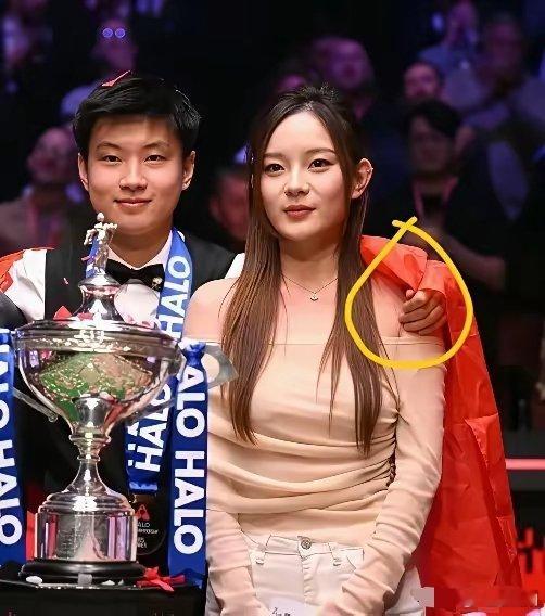 赵心童邀请女朋友上台赵心童和女朋友林薇在2022年相恋，不久后赵心童就被jin赛