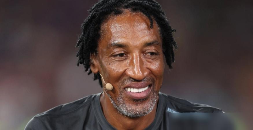 你敢信？皮蓬刚把乔丹奥运战靴、伯德球衣全拍光，狂赚622万却半字不提缺钱！
你