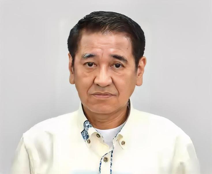 冲绳县知事参选人屋良朝助8月4日宣布参选时，提出了一个大胆方案：由日本、琉球、美