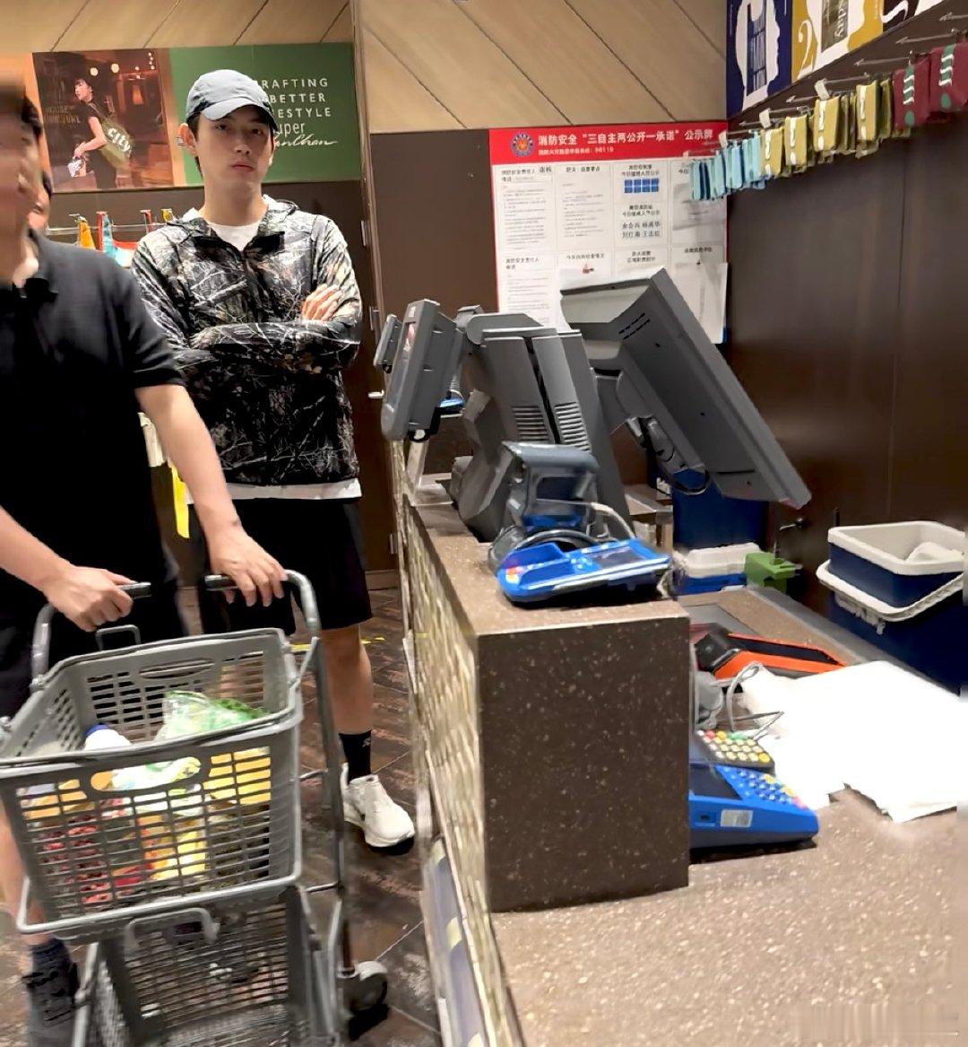 偶遇陈飞宇逛超市网友偶遇陈飞宇逛超市 网友偶遇陈飞宇逛超市，羡慕了