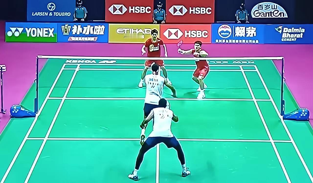 世锦羽毛球赛。

梁王组合在印度客场，2-0横扫东道主。

首局21-18，第二