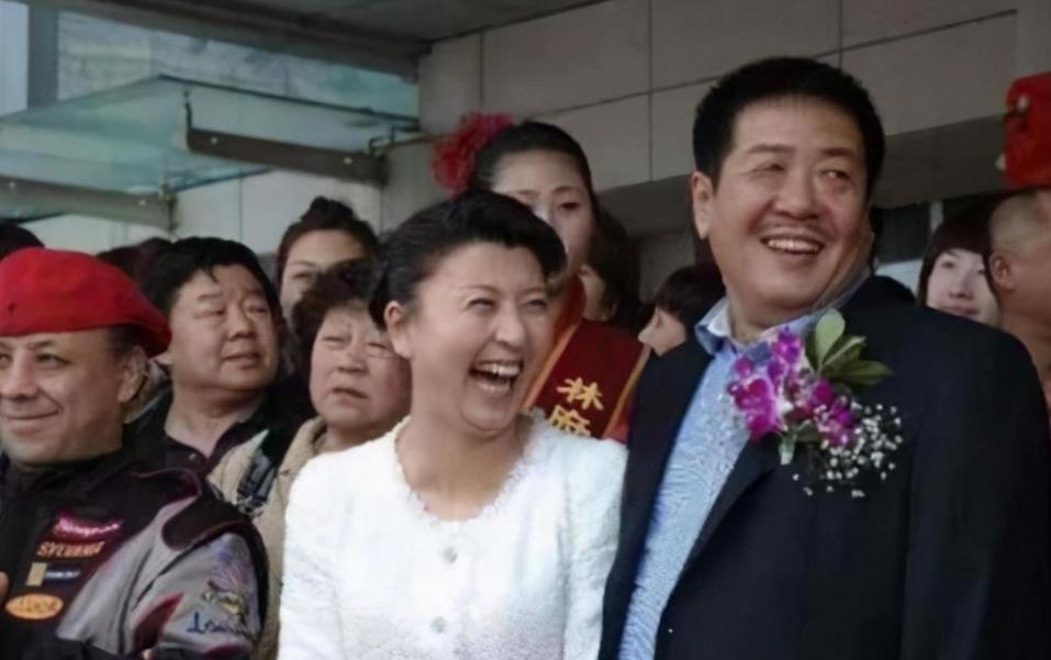 2015年，闫学晶和相爱几十年的丈夫林越离婚，不久后就嫁给马卫东，但是让她没想到