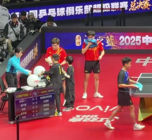 梁靖崑这是幸福上了，
他打球他儿子给他捡球，
真是羡煞旁人。

南京乒超总决赛现