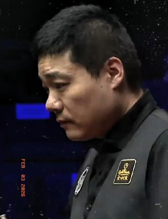 中场休息归来，丁俊晖第5局落后14分仍上台追分，试图翻盘。可惜挖坑太深，无力回天