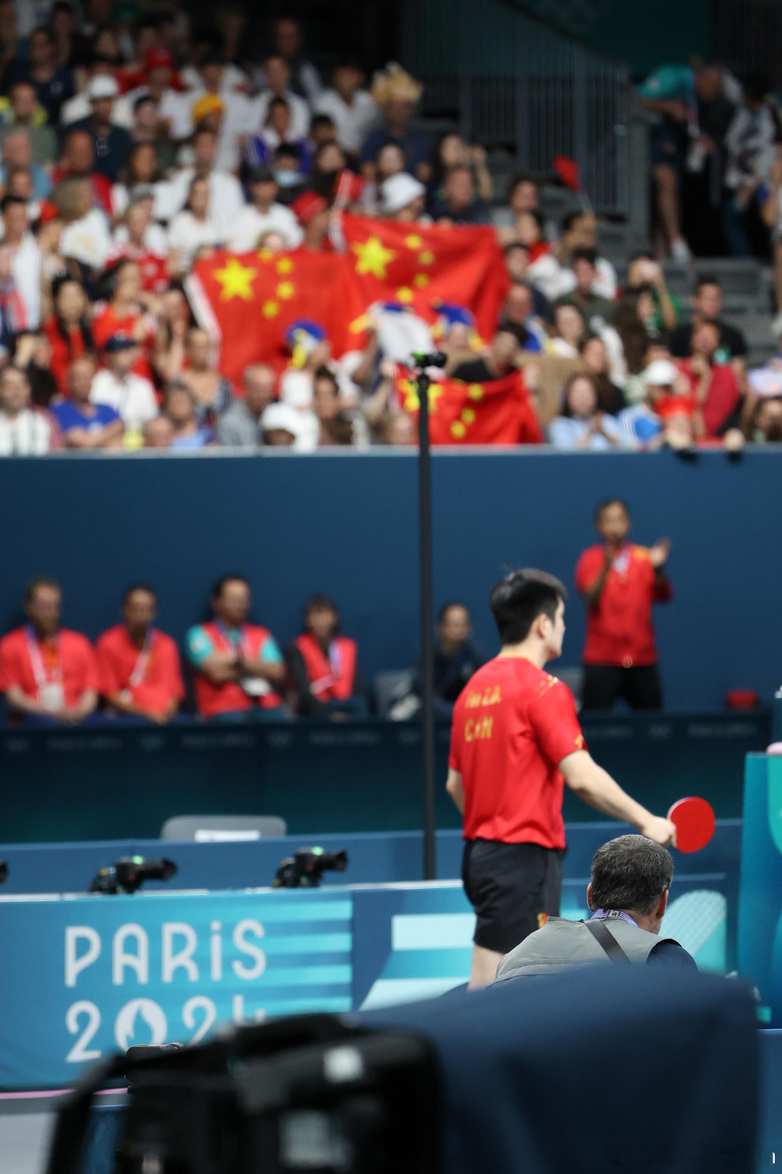 对于身后的国旗和呐喊，樊振东从不让他们失望 ​​​