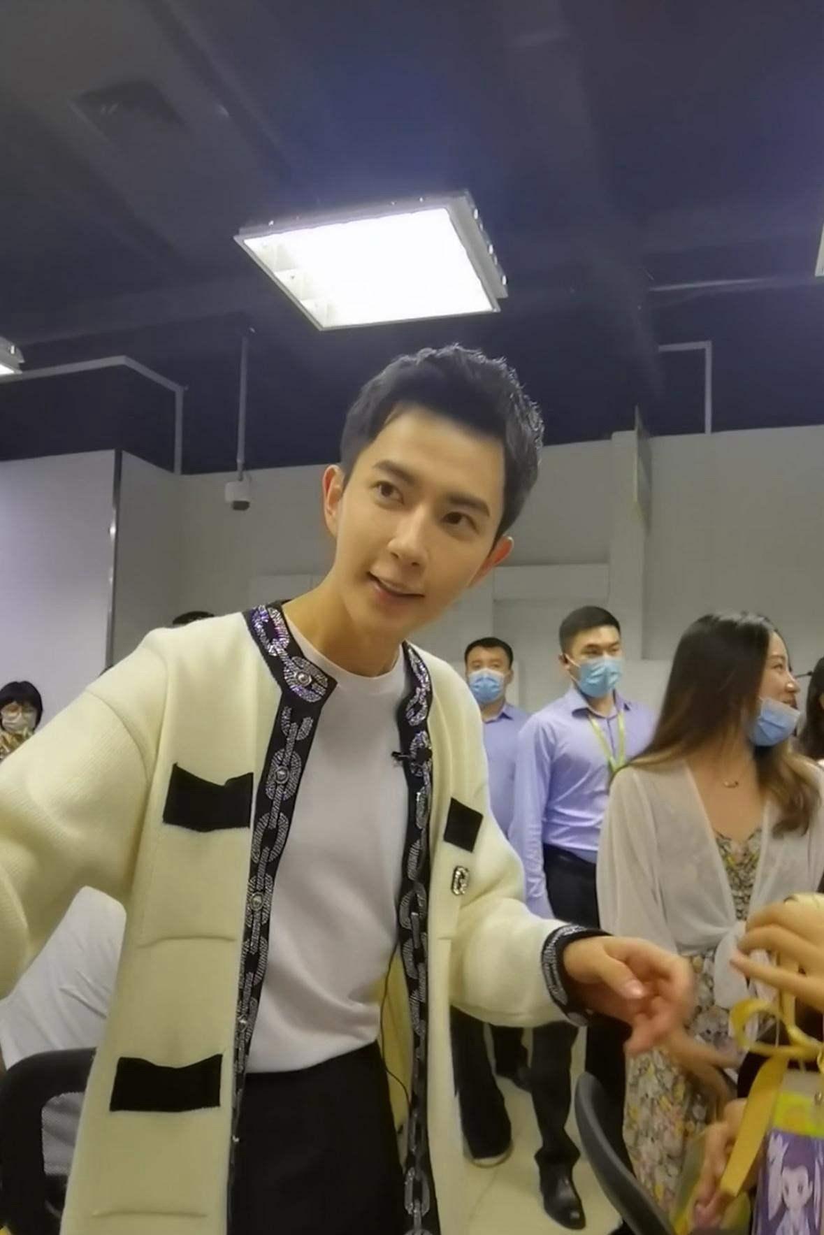 于朦胧的妈妈是琼瑶迷，因为喜欢《月朦胧鸟朦胧》而给他取了这么朦胧的一个名字。看过