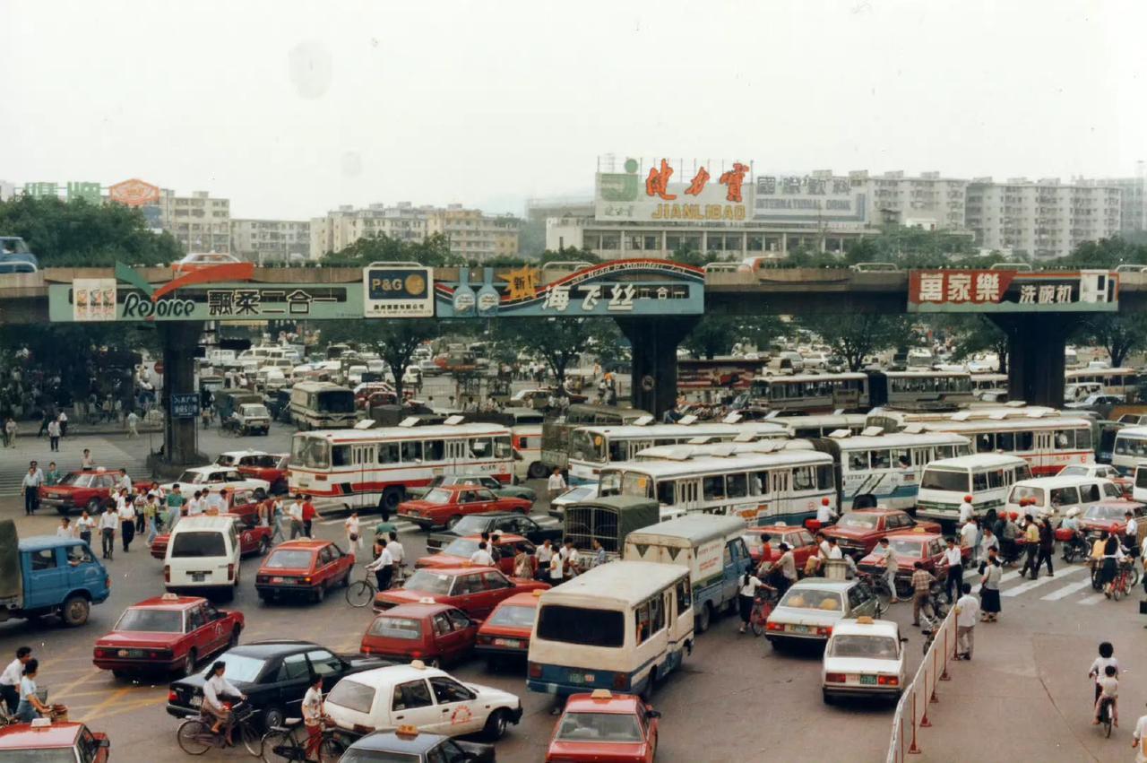 远眺广州火车站东广场，1991年摄。 ​ ​​​