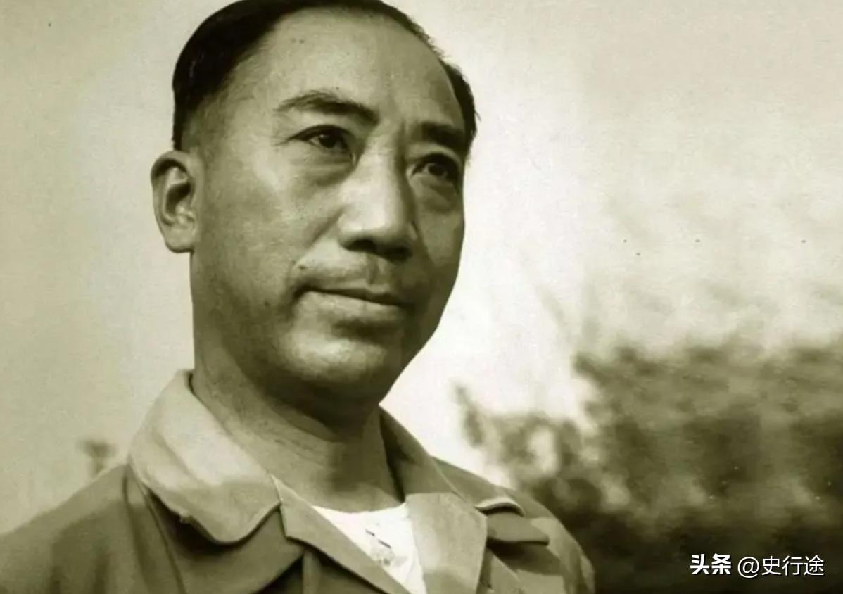 1946年3月，戴笠坠机身亡。军统搜寻人员赶到之前，坠机现场的一个铁块被人悄悄取