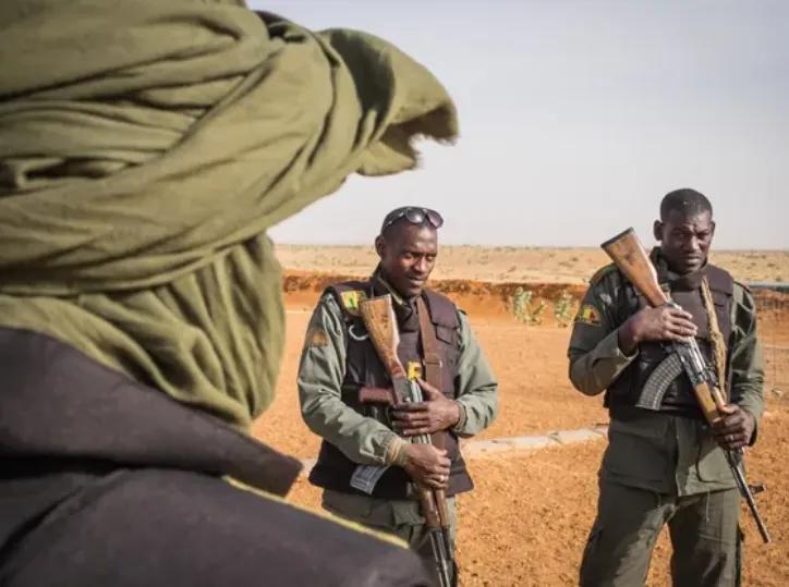 美国在中东打仗，其实在非洲也没闲着。
最近美国非洲司令部对索马里境内的极端组织“