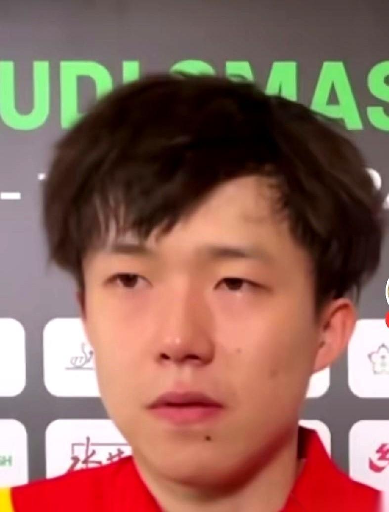 球鞋摩擦地胶那阵尖锐的刺啦声，在空荡荡的训练馆里刺耳得要命。
别人早撤了，干饭的