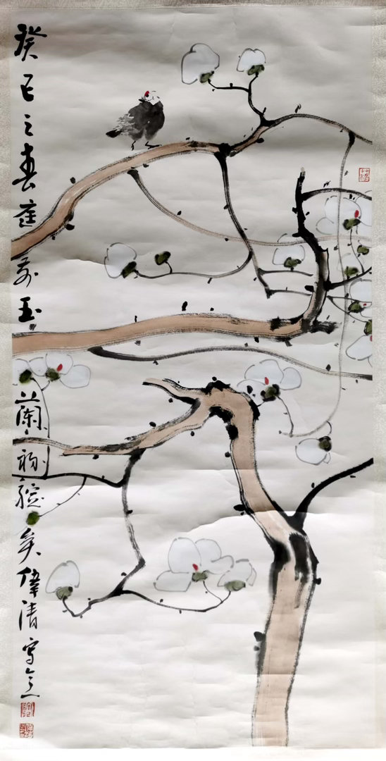 《鸟语花香，动静相宜》枝头一只小鸟静立，红喙微张，似在凝视，又似在鸣叫。它与静谧