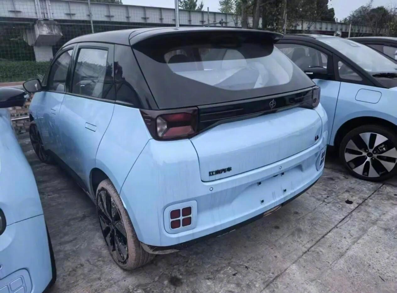 蔚来新发布的车："萤火虫"我问到了"萤火虫"的落地价，你们猜价格是______待