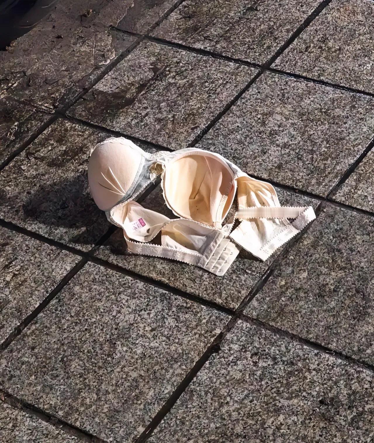 羞死了！谁家媳妇丢三落四的？晚上宵夜后我随几位好友外出散步，当走到居民楼外围某一