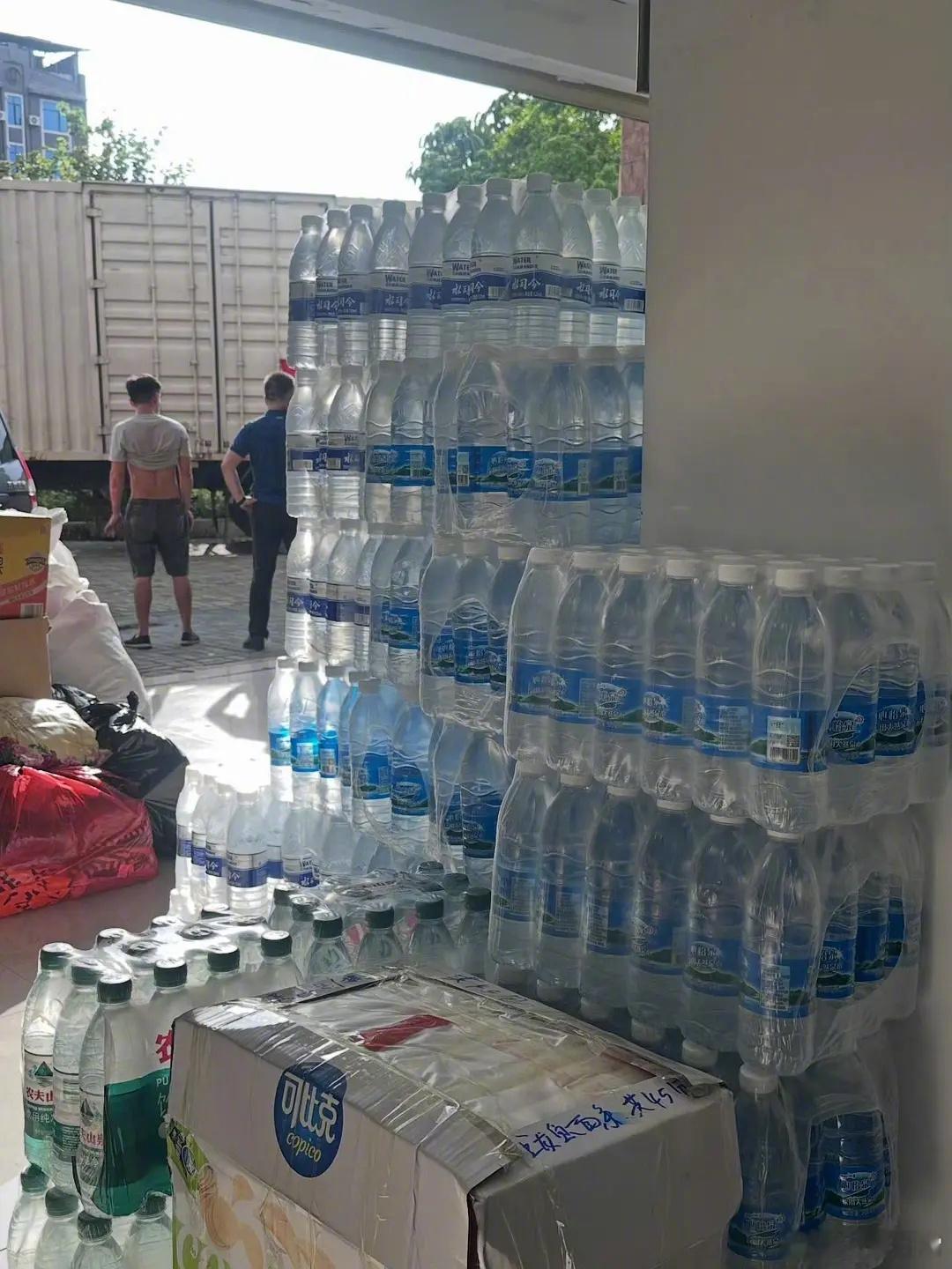 赵露思驰援广西的20多辆物资车里都装了些什么 
