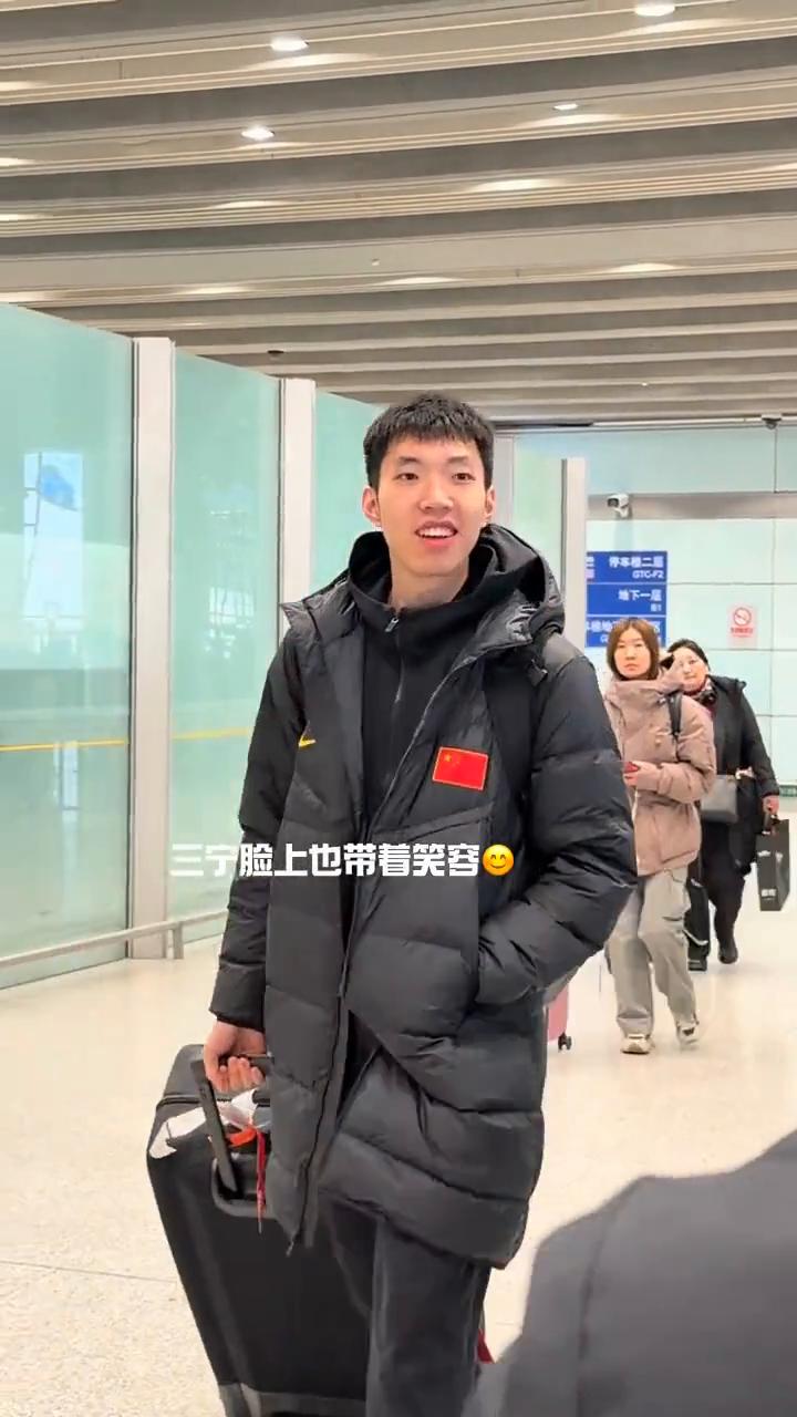 赵睿第一个出来心情不错，三宁脸上也带着笑容。移动信号三兄弟，嘉义戴个眼镜还挺帅。