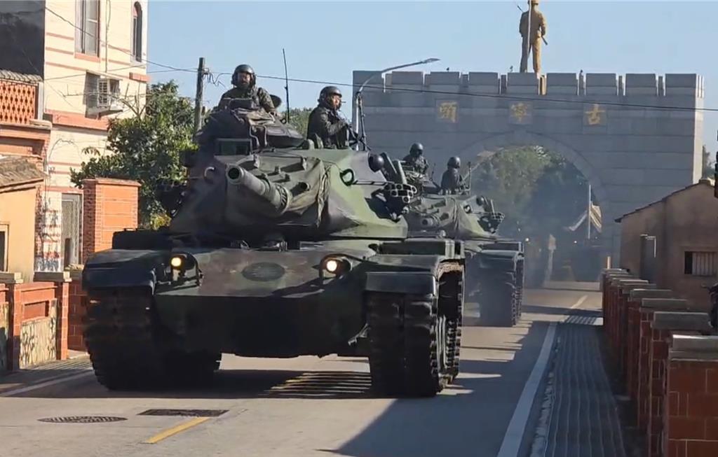 今天下午（12月30日），
赖清德把战车、装甲车开到了金门大街上，
大家都知道，