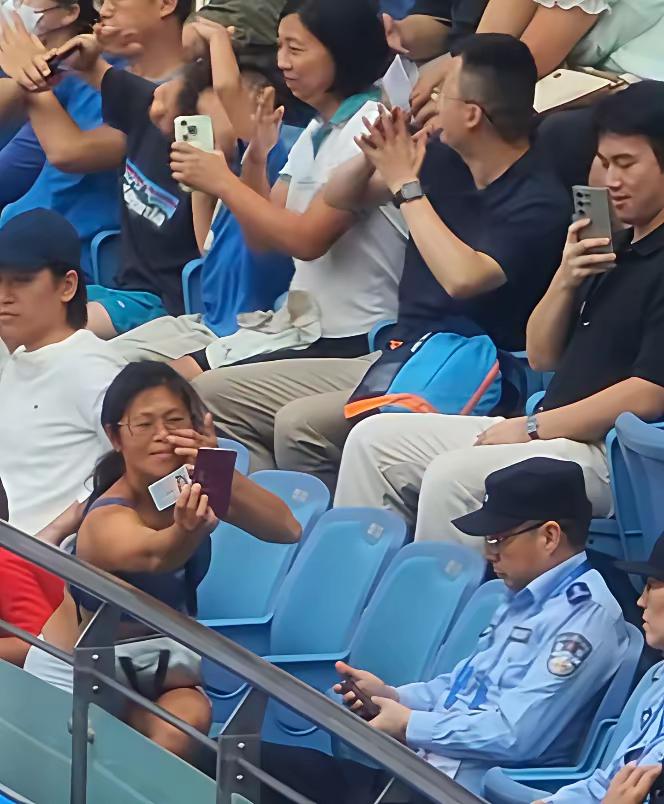 华裔女子网球赛场挑战中国法律，还拿出外国护照对警方进行挑衅，结局大快人心！
​2