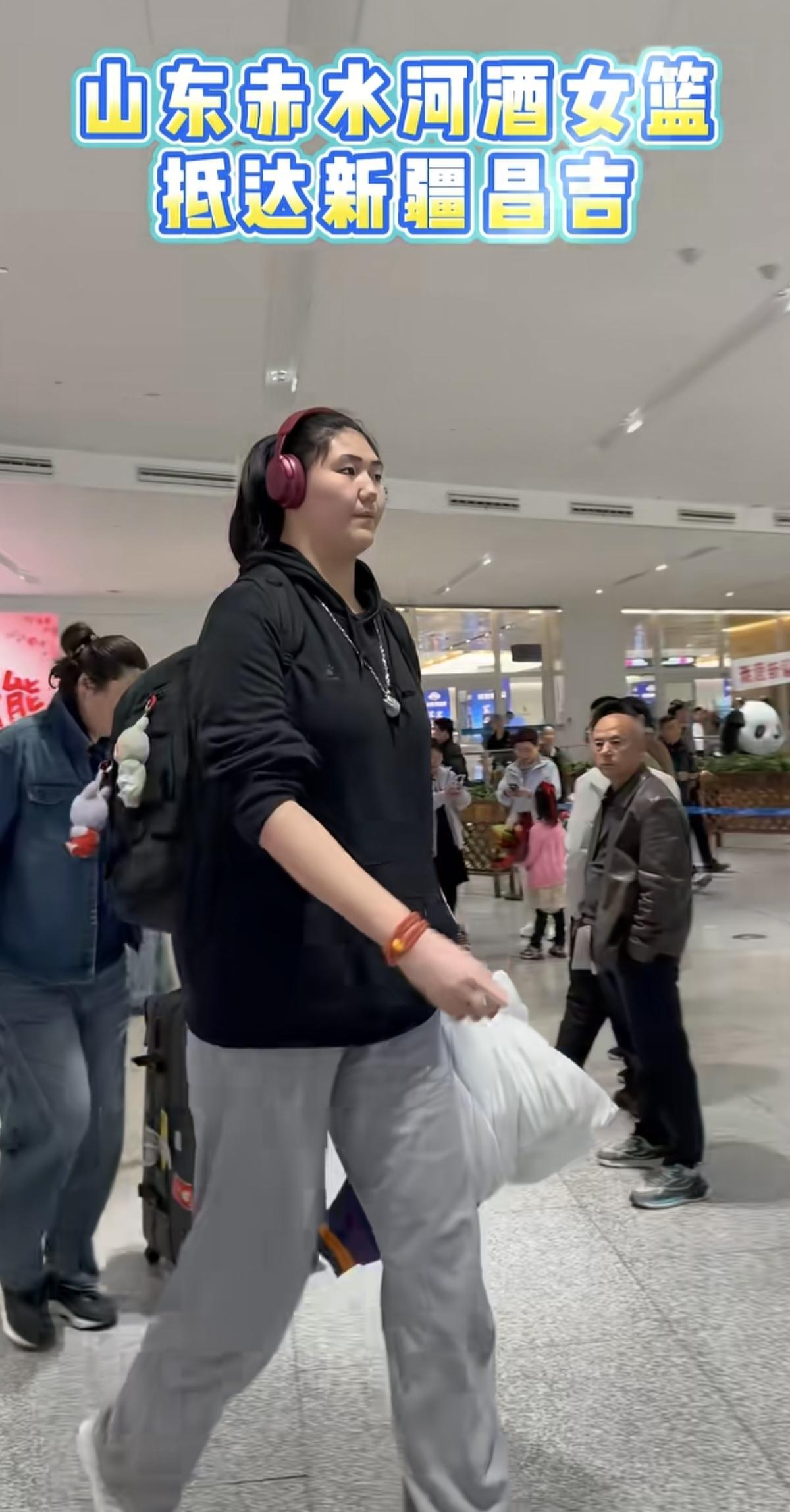 山东女篮抵达新疆昌吉，张子宇鹤立鸡群，小外援金发美女，戴眼镜的这是谁呀？怎么还打