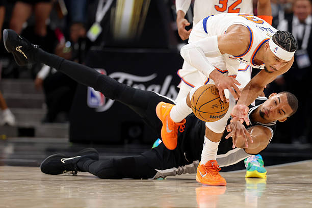 约什-哈特抢下15个篮板，还有4抢断一次次起飞摘板尼克斯vs马刺nba总决赛尼克