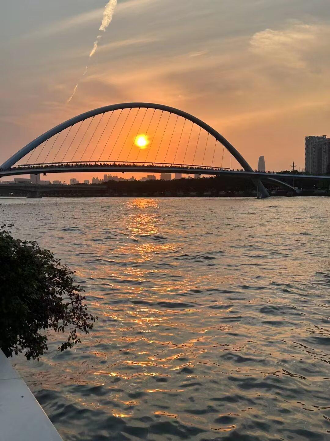 [微风] 现代诗：《晨的私语》
原创/首发



晨光   在檐角轻吻露珠
晨风