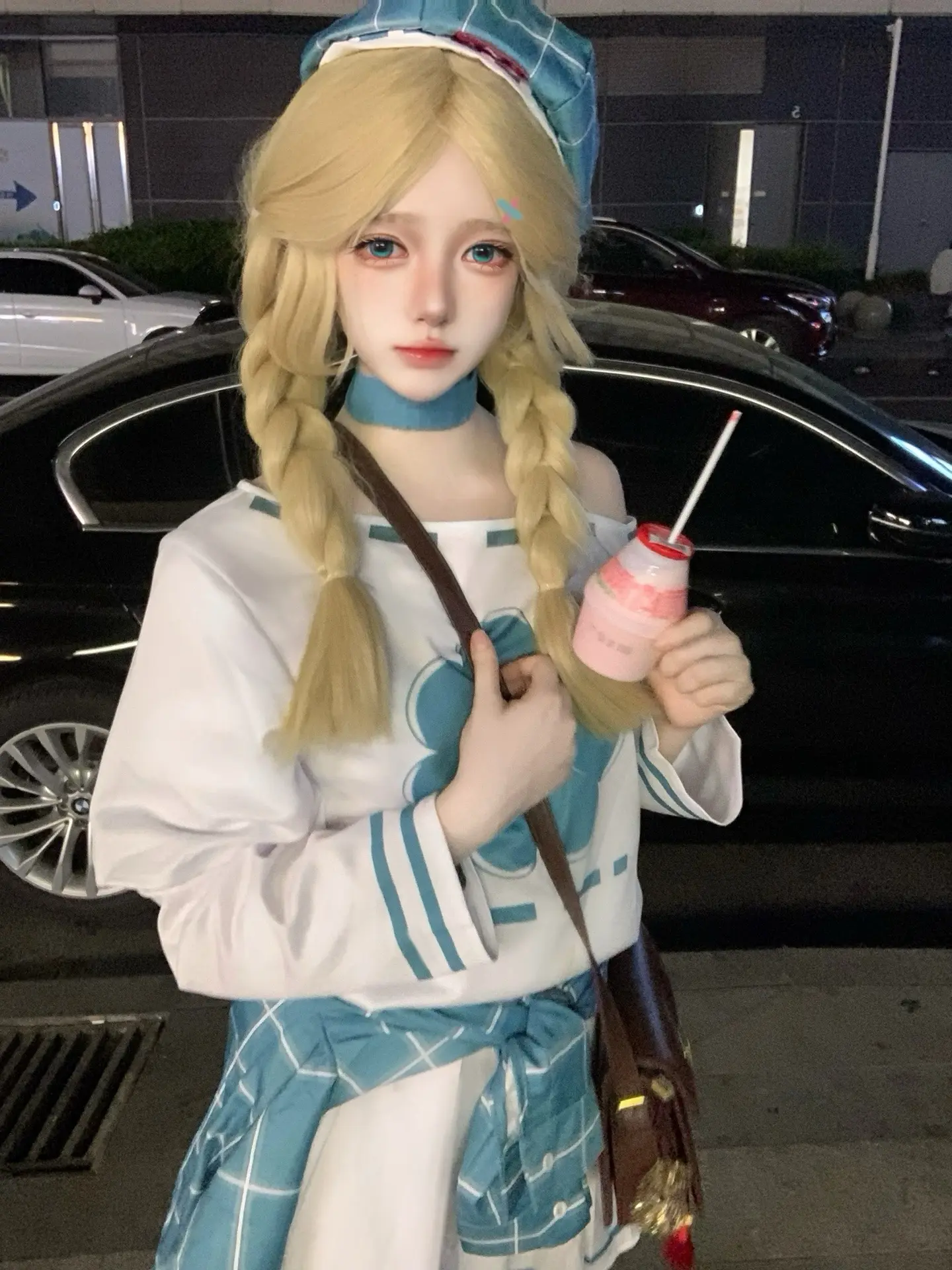 在便利店买了草莓牛奶喝≥〰≤。