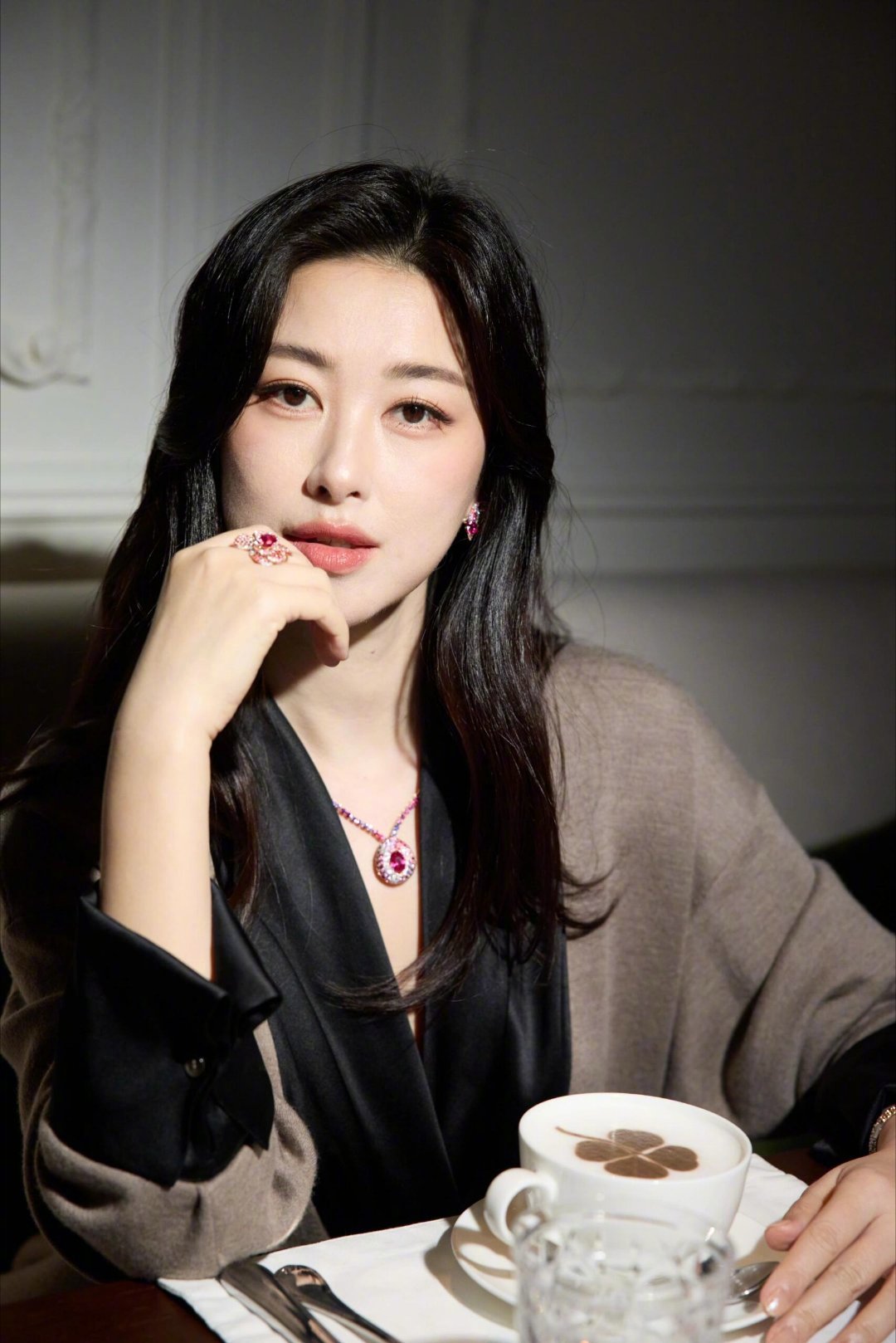 朱珠仪态优雅又有魅力，要美成什么样才能不惧这么高清的怼脸拍啊啊啊啊啊啊！！ 