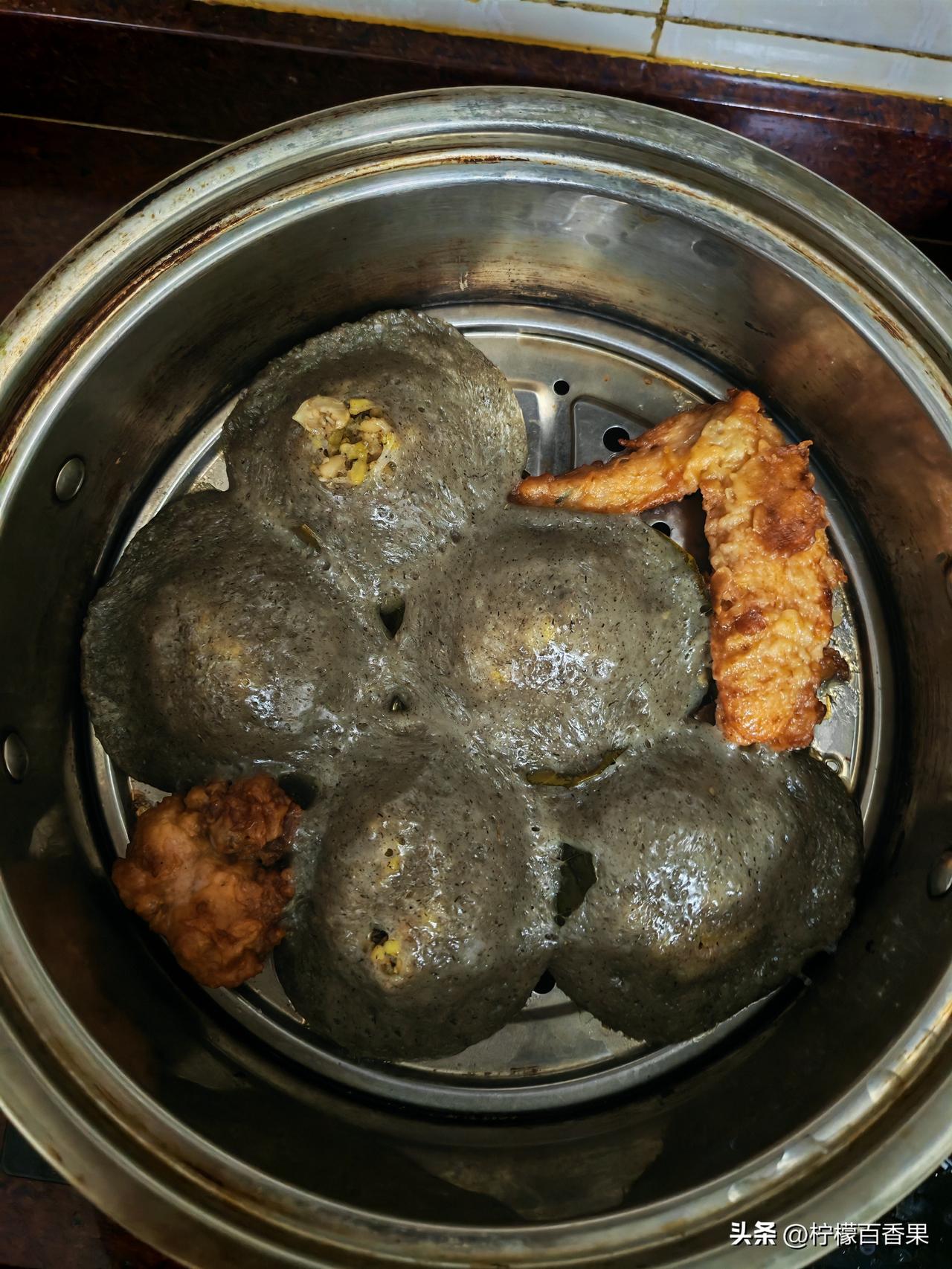 苍天啊大地！谁来救救我的艾草糍粑😂
本来安安稳稳上锅蒸，满心期待出锅，结果万万