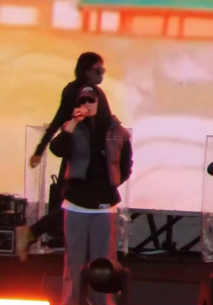 丁禹兮赣州音乐节逆应援，好漂亮的一张脸，好宽的肩膀，好性感的锁骨！哈哈哈哈哈舞台