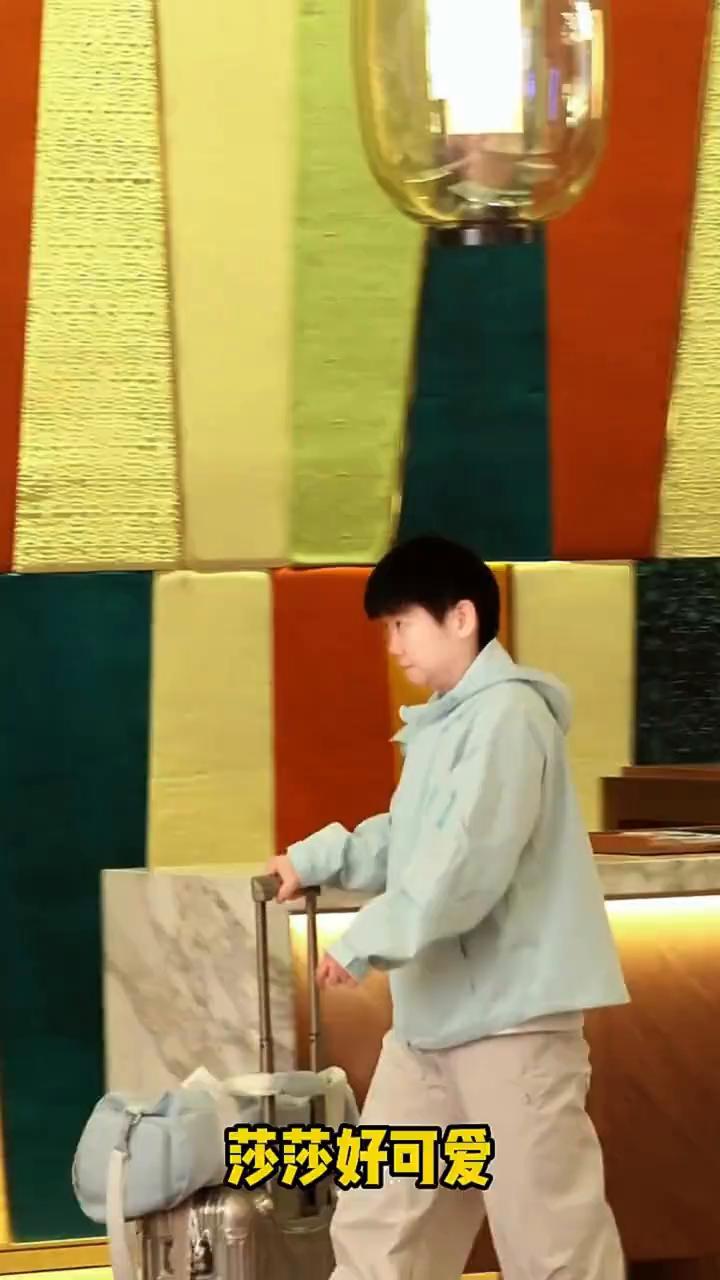 莎莎好可爱。
孙颖莎出发成都，王楚钦低调戴口罩，和梁靖昆一起出发。刚比完赛就要离