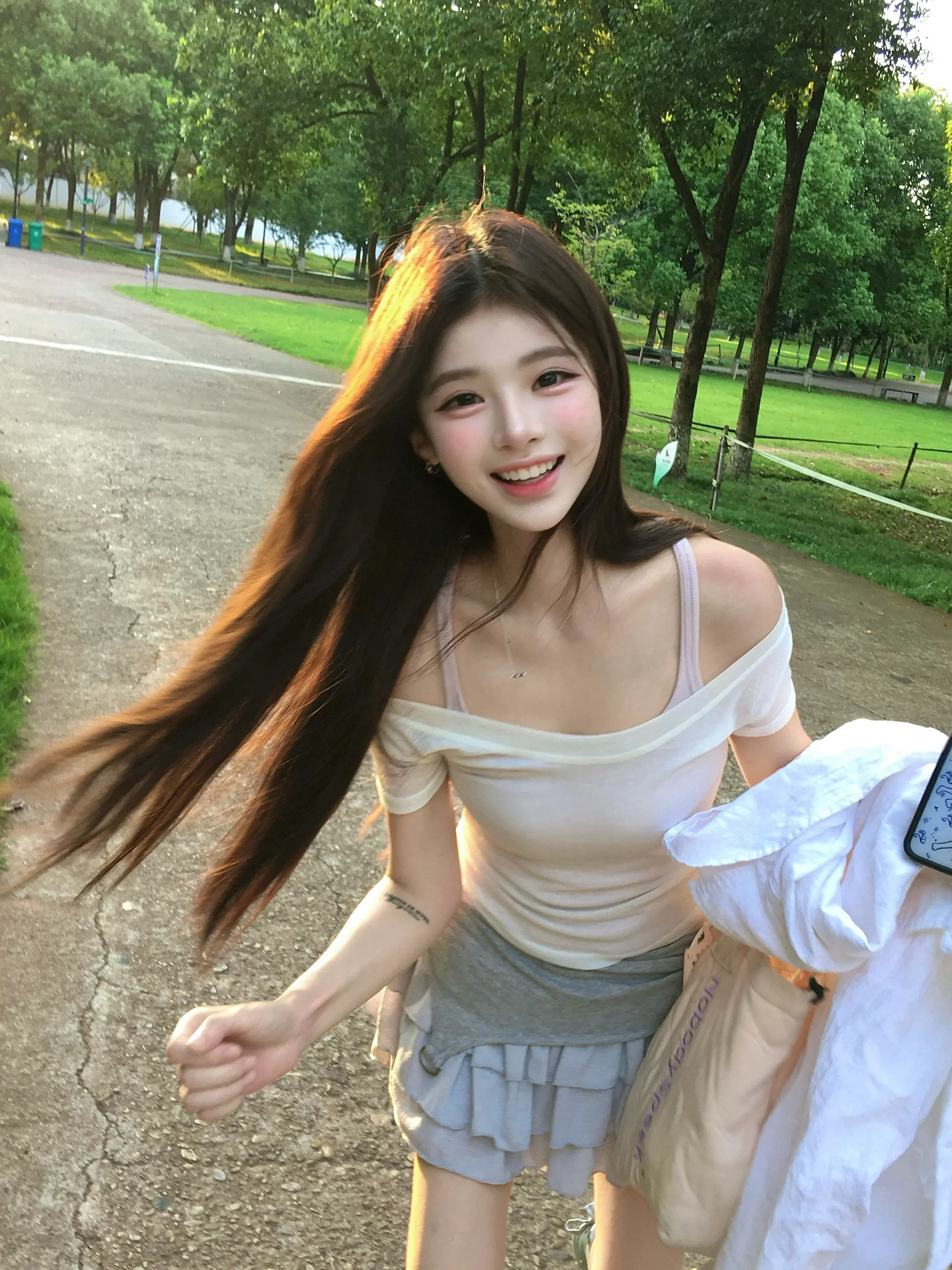 突然在相册翻到前女友照片 她好可爱 我好后悔