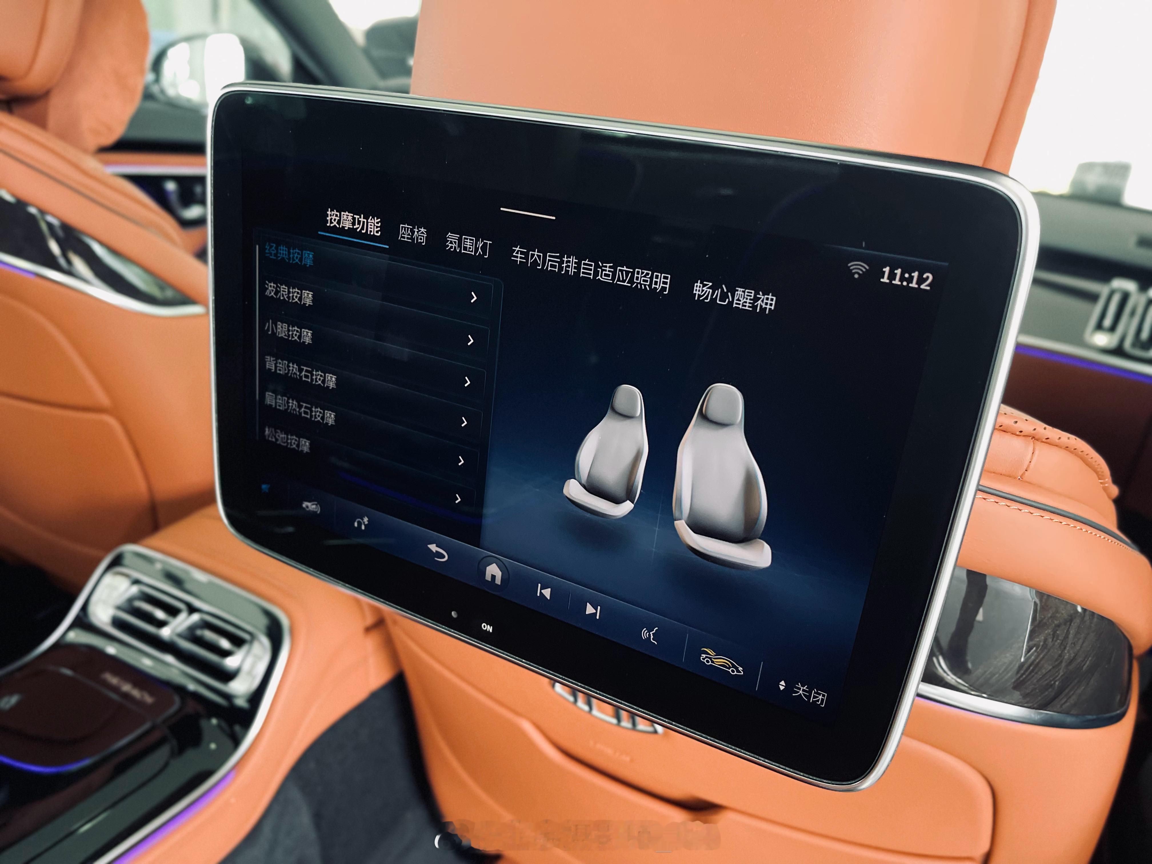 迈巴赫 S480 四座特别版可以理解为原厂带选配后排行政四座布局 + 后排座椅按