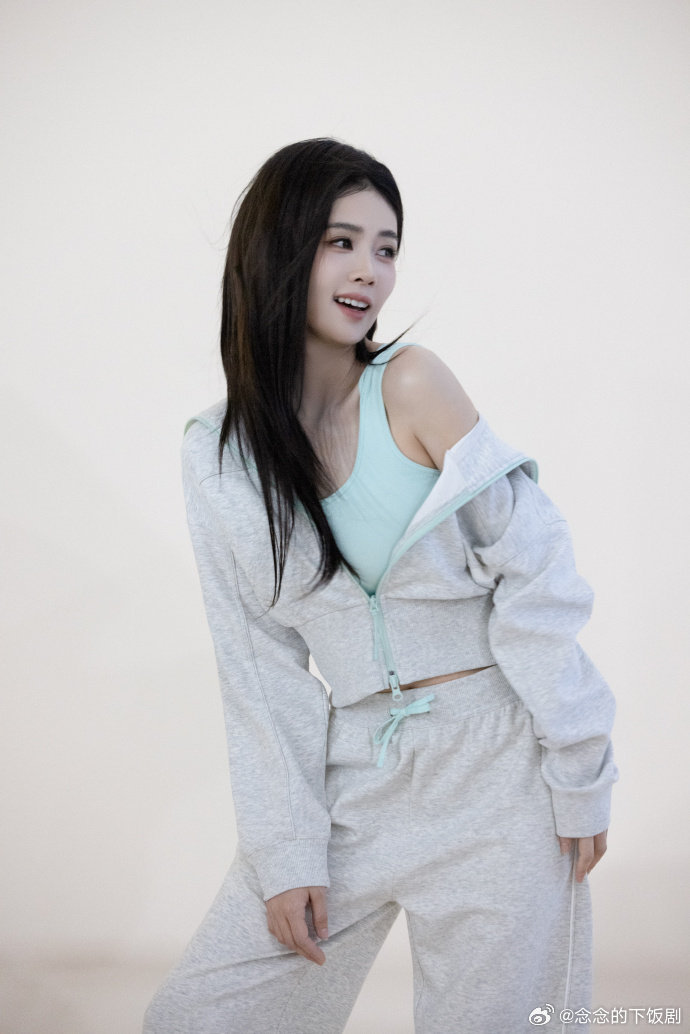 白鹿运动风大片既视感白鹿心有热爱自带光芒 白鹿这组运动风大片太有感染力了，清爽帅