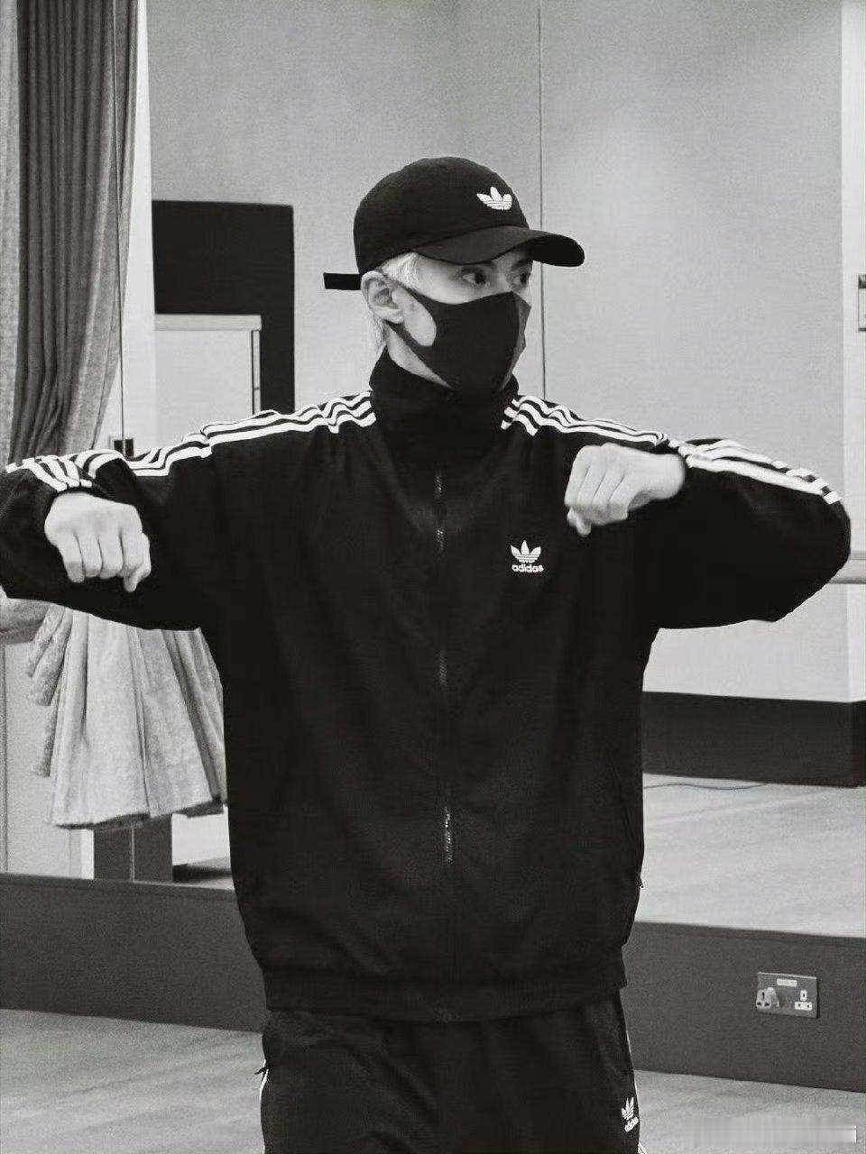 王鹤棣和gai今天发布了合作曲《铺天盖棣》你听了吗，好听不