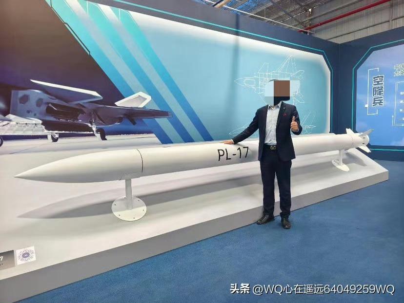 霹雳-17全尺寸模型首次曝光网友发布的与霹雳-17超远程空空导弹的合影照片，通过