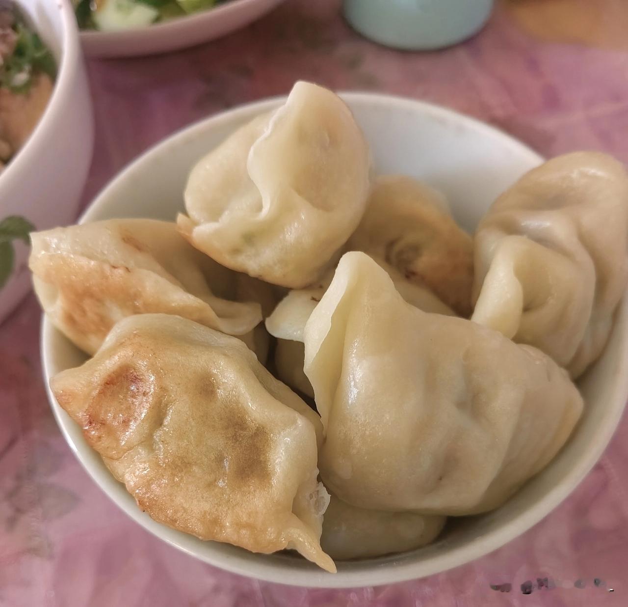 用大锅贴的饺子特别好吃，一人能吃一大碗。
