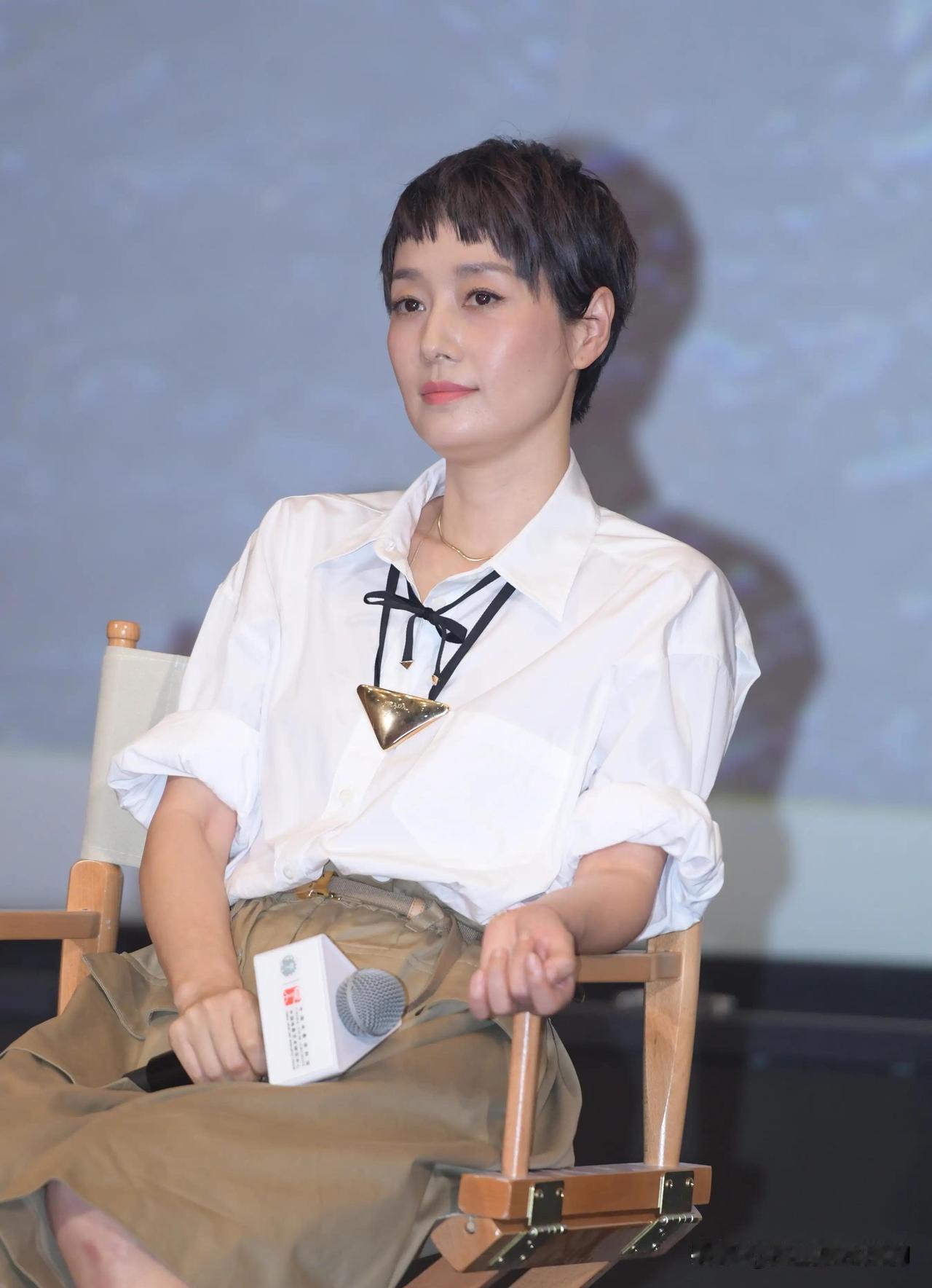 窦文涛谈到，像赵雅芝这样七十多岁的艺人，无论出现在大众视野还是媒体镜头前，始终把