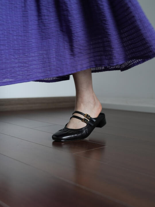 黑色鞋子搭配紫色裙子有着神秘美感