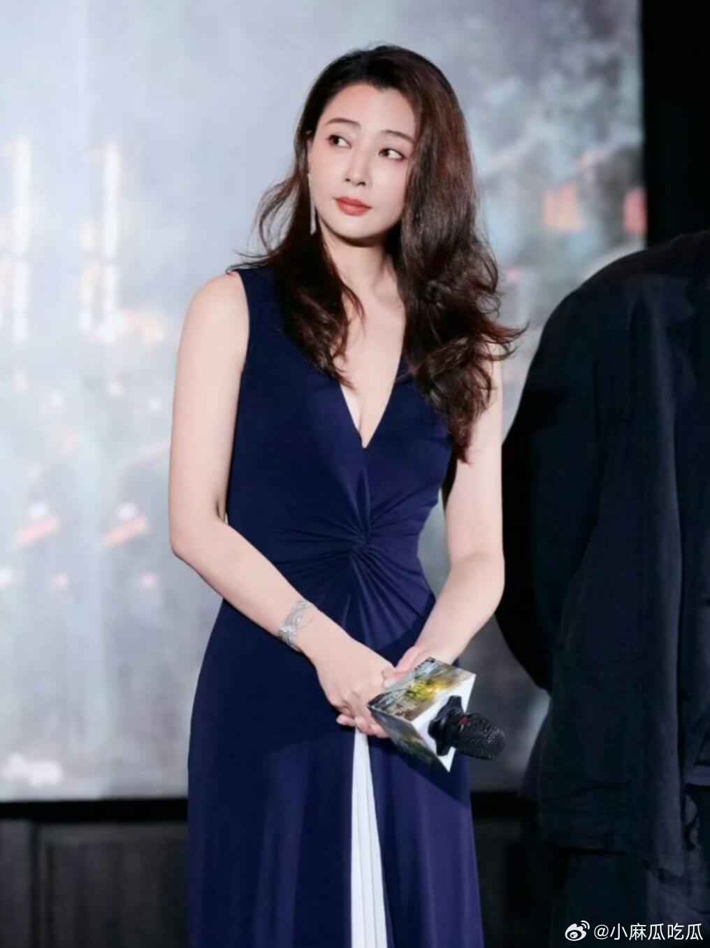 花少8阵容真的好强大姐姐团：影后级美貌大乱斗吴君如（164cm)：港风冻龄代表！