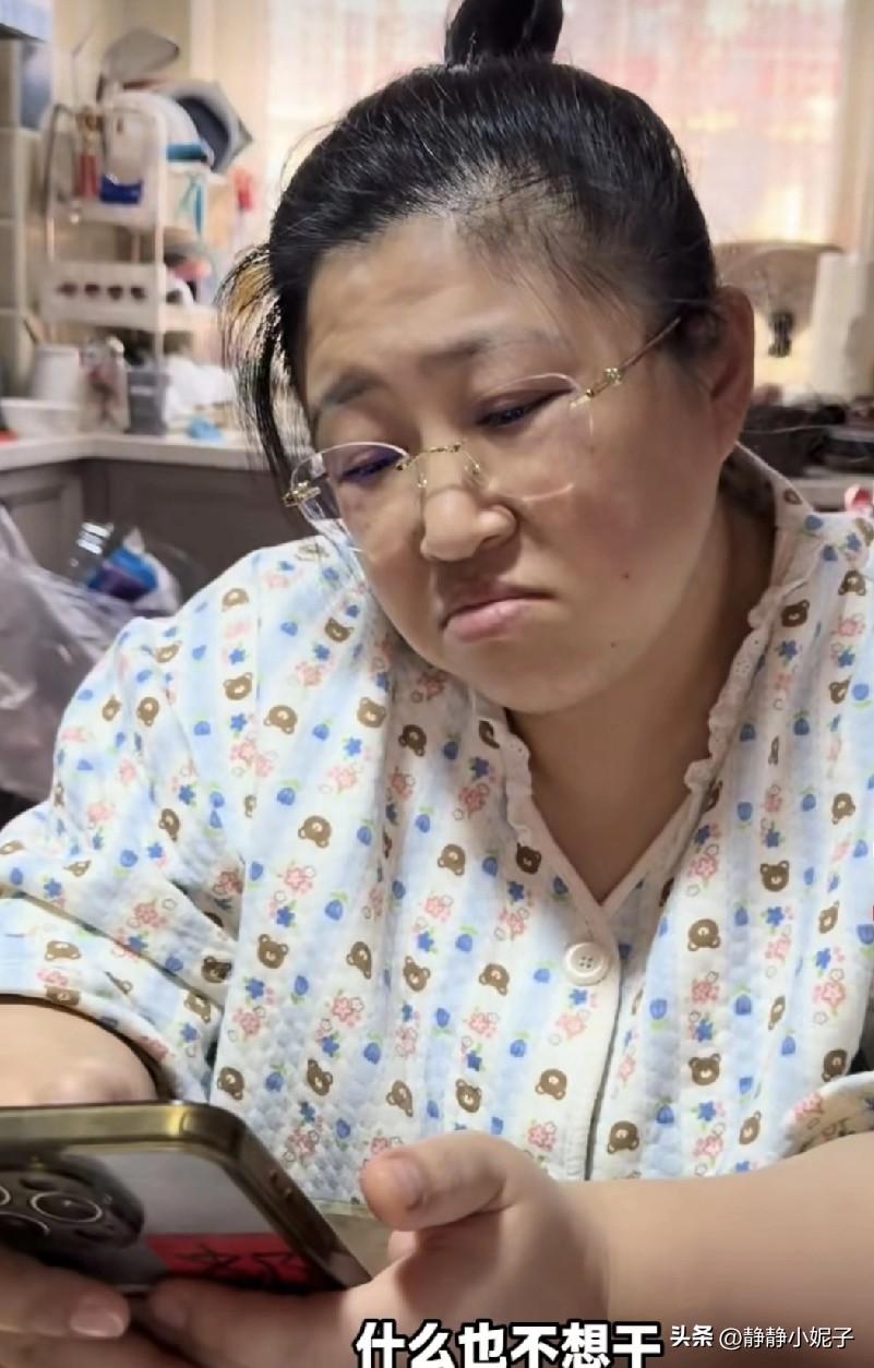 胡老师家里太真实了 ，周末不上班，不愿意出门就想窝在家里，没事就睡觉，整个人很懒