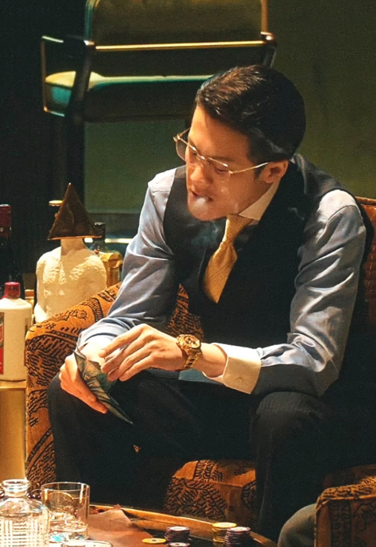 今天写32楼淇李淇又出去应酬了，打牌喝酒的间隙还能抽出时间来跟你聊天。“又抢俩合
