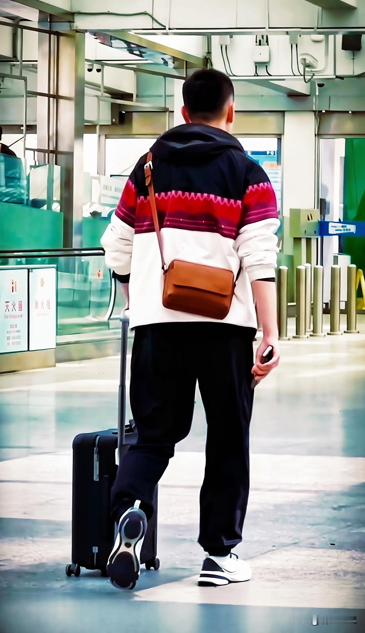 杨鸣指导，己然是解说界的天花板，而比这份成就更动人的，是杨导，用自己的转型故事告