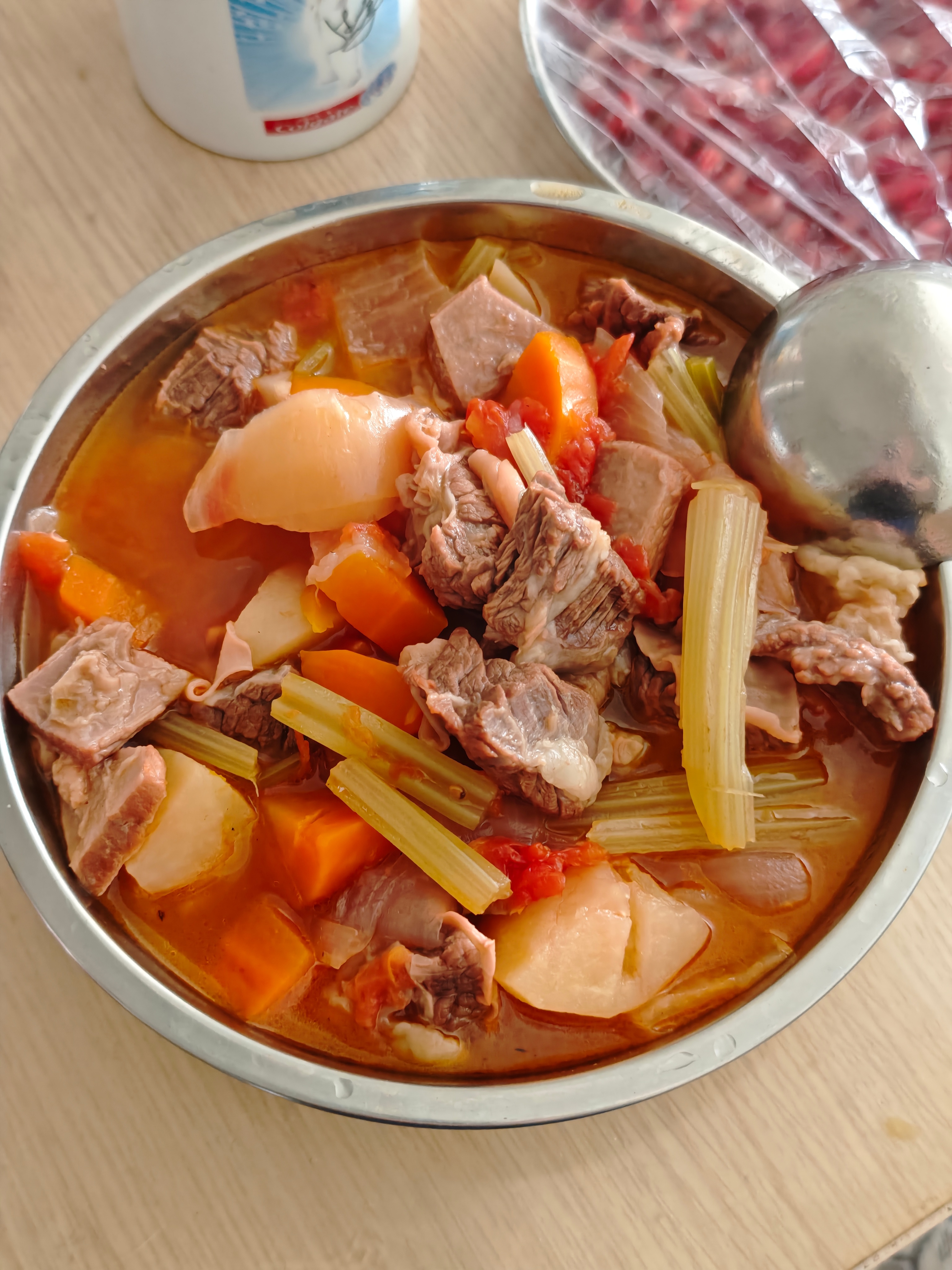 做了减盐宽汤版本的罐焖牛肉，适配家里两位高龄老人口现代科技就是好啊，原来几个小时