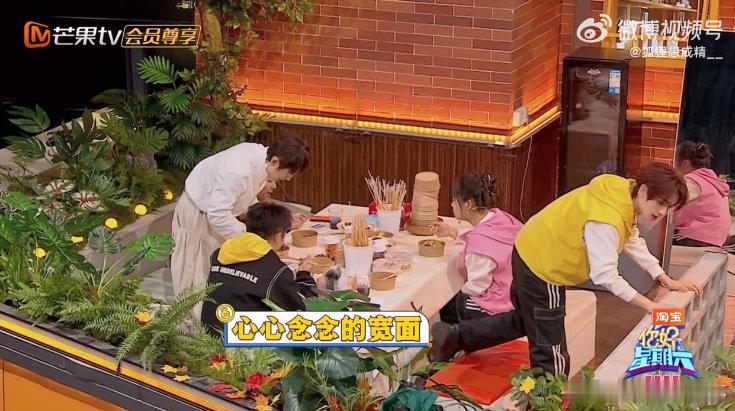 丁程鑫想吃面一直没上你好星期六 丁程鑫满心期待吃面，左等右等面未上，萌萌去点面。