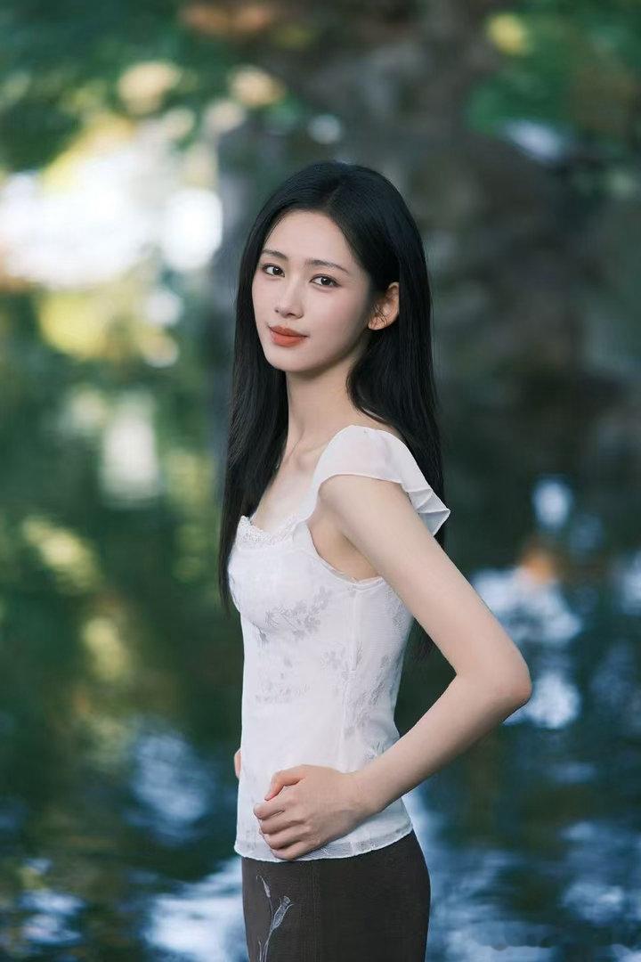 鹤秋可妹可姐鹤秋是姐姐也是妹妹 短发一留是气场全开的酷姐姐，笑起来又软成糯叽叽的