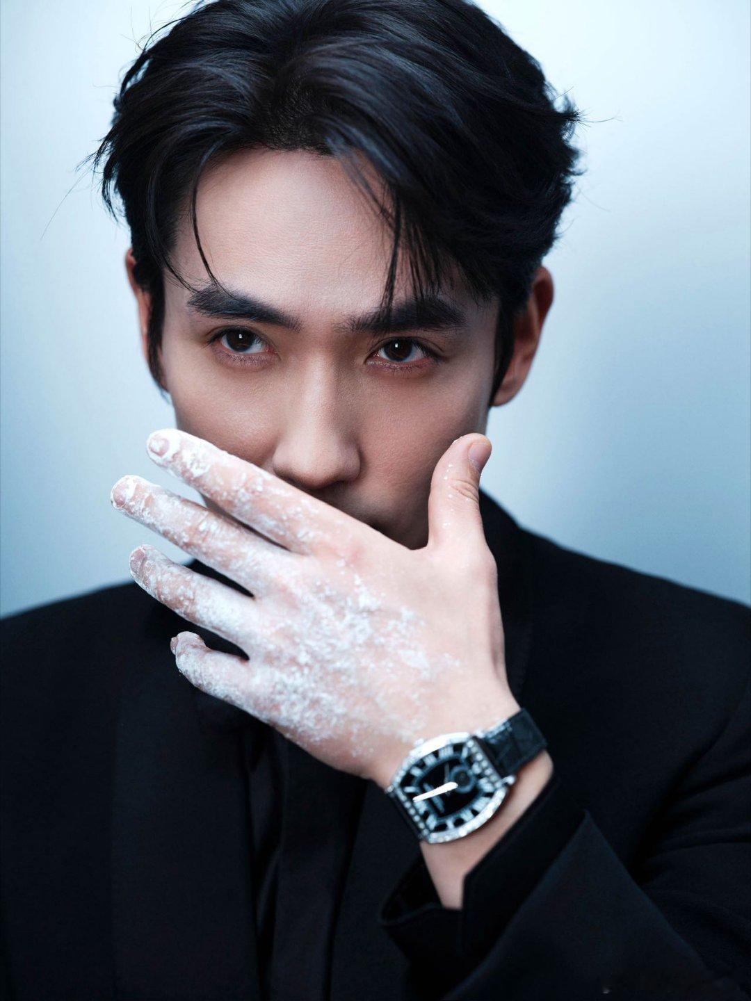 朱一龙金 鸡奖黑色西装造型太绝！利落剪裁勾勒挺拔身形，沉稳大气中透着儒雅格调，气